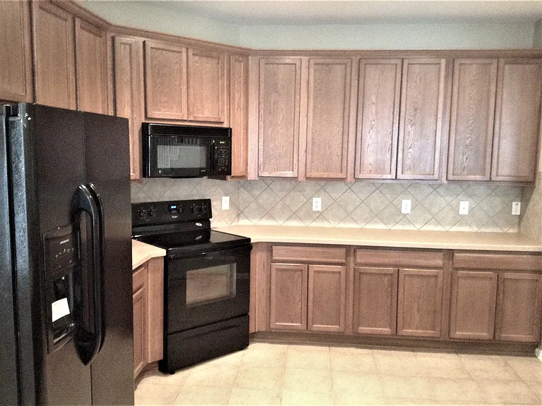 554 Kerry St — Photo 2