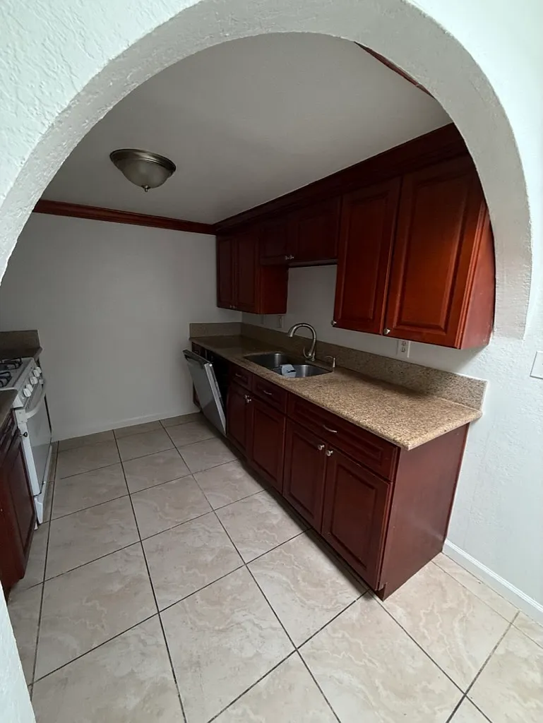 Building Photo - 220 Oswego Ave #6