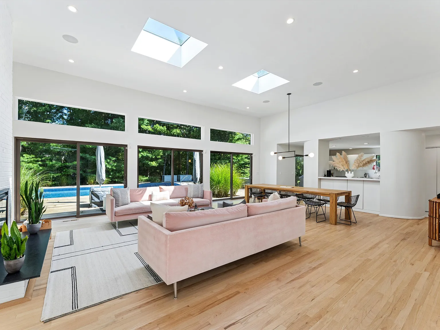 Renovated Quogue Contemporary — Photo 3