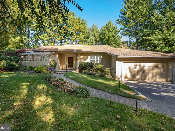 515 Waldron Park Dr, Haverford, PA 19041