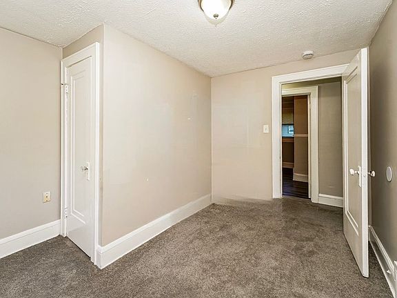 3rd image of 914 Whittier Ave #1