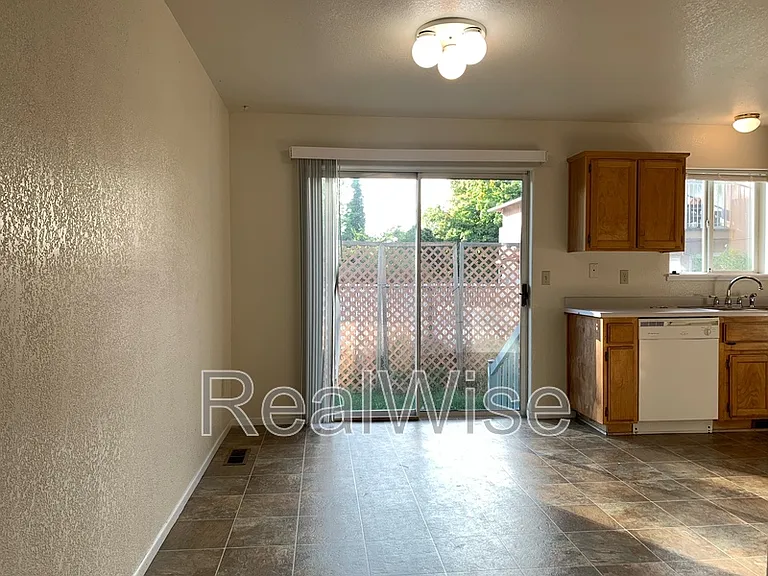 249 SW Rogue River Ave #D — Photo 4