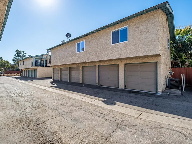 2361 Gonzaga Ln — Photo 31