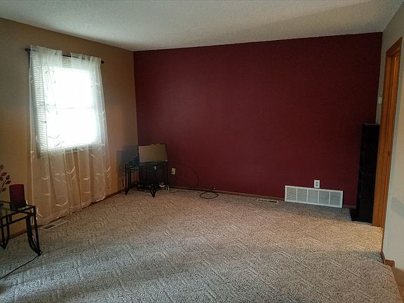 4th image of 909 Spruce Ave S