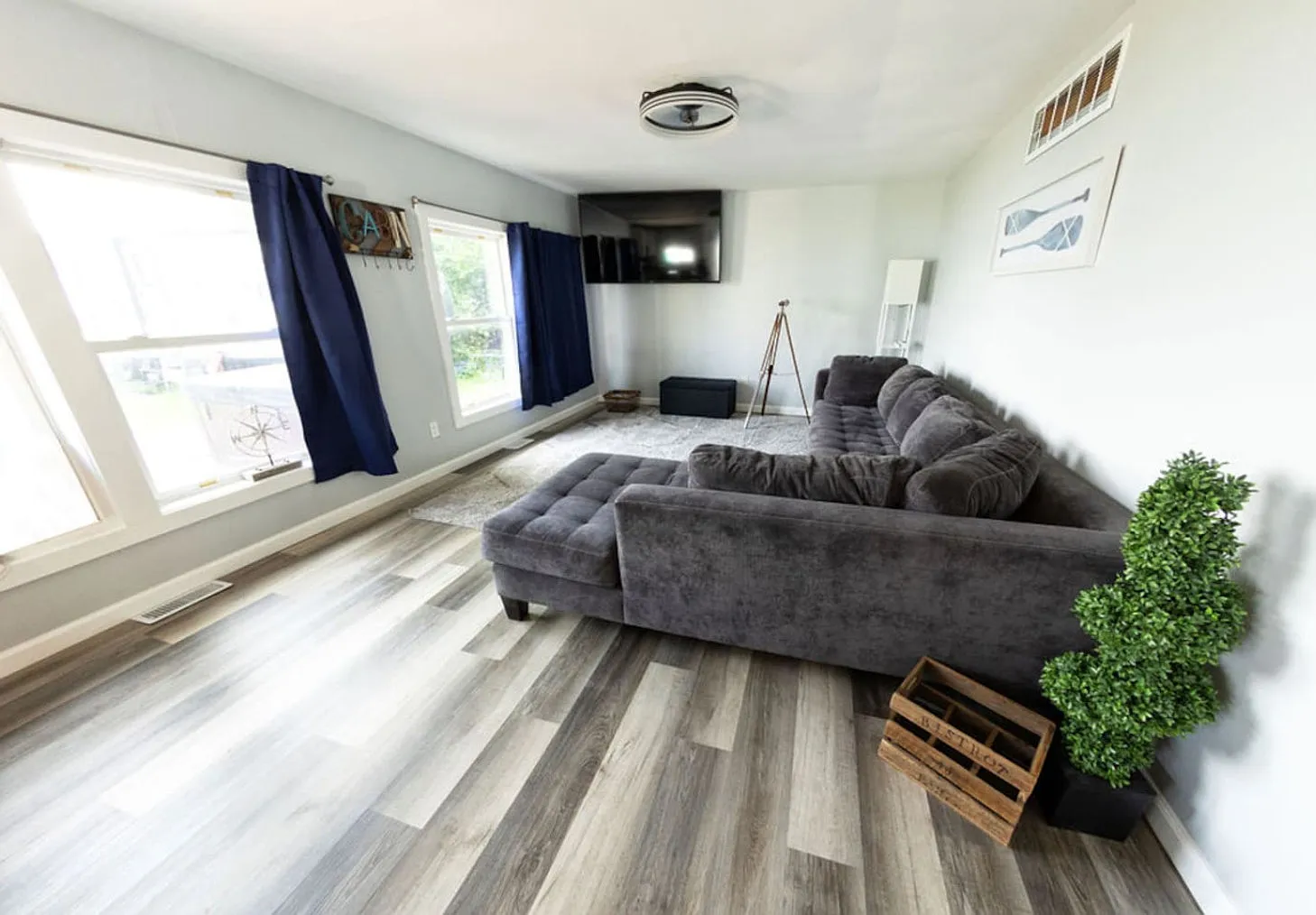 2 bed, 1.0 bath, 990 sqft, $6,096 — Photo 3