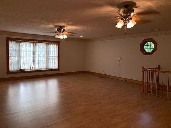 3rd image of 612 Woodridge Dr