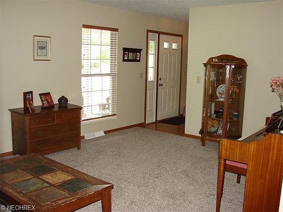 4th image of 327 Oakdale Cir