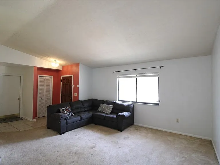1624 SW 77th Ter — Photo 2