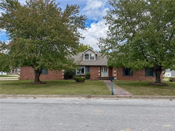 2004 N Lynn St, Nevada, MO 64772