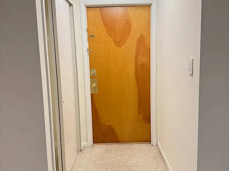 Bright entryway with automatic lighting