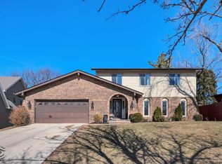 3 Hobson Ct, Woodridge, IL 60517