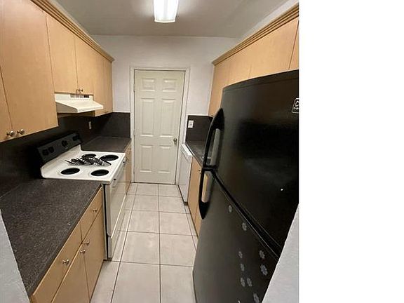 4th image of 940 NE 170th St APT 108
