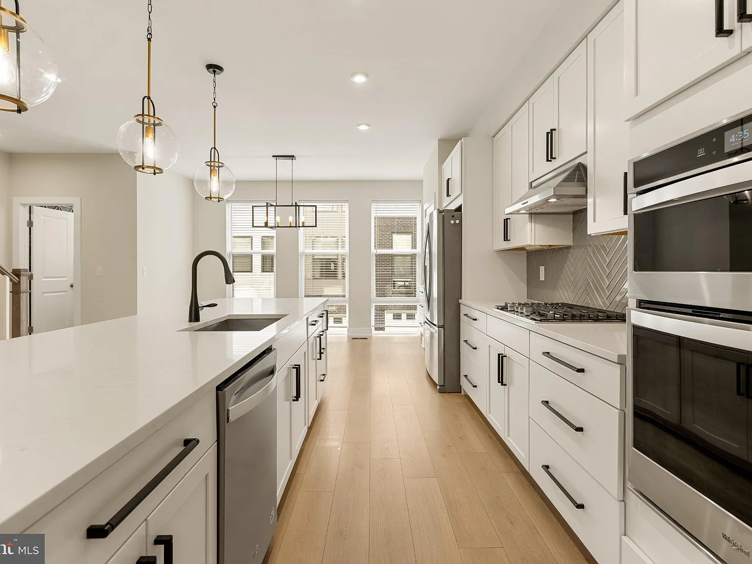 3 bed, 3.5 bath, 2376 sqft, $5,200 — Photo 3