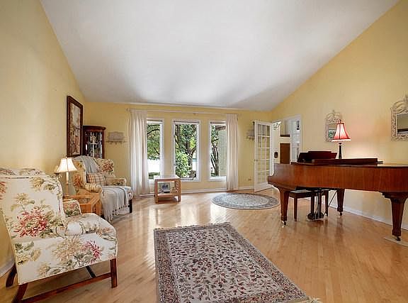4th image of 30 Burris Ct