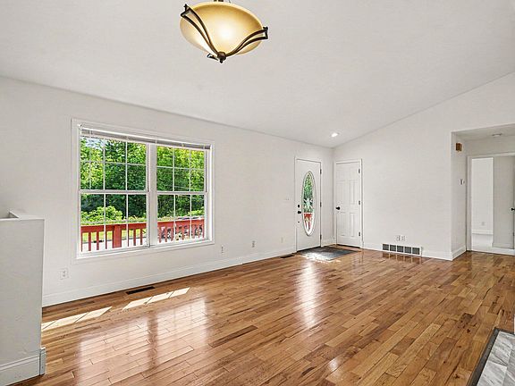 4th image of 2499 Greenwood St