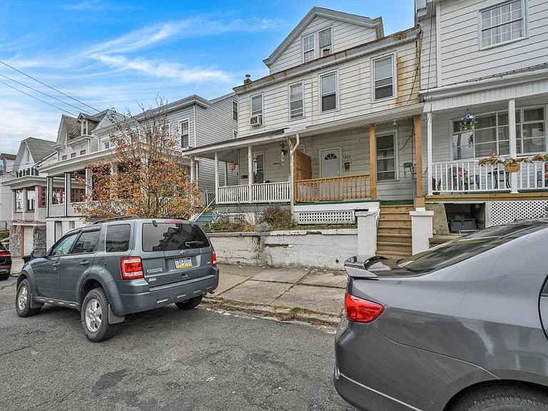 1323 W Norwegian St — Photo 33