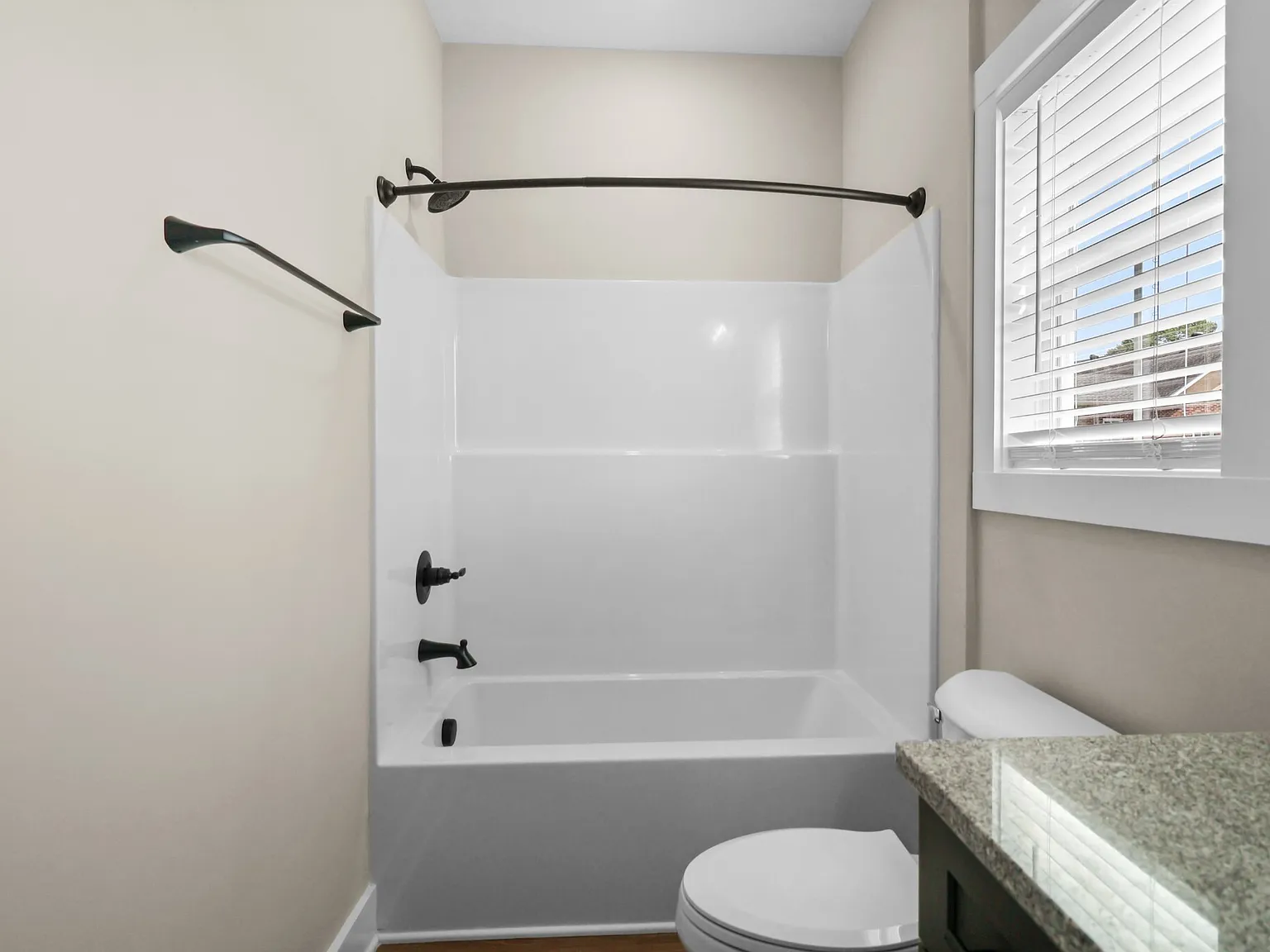 1004 Oak Street - B — Photo 2