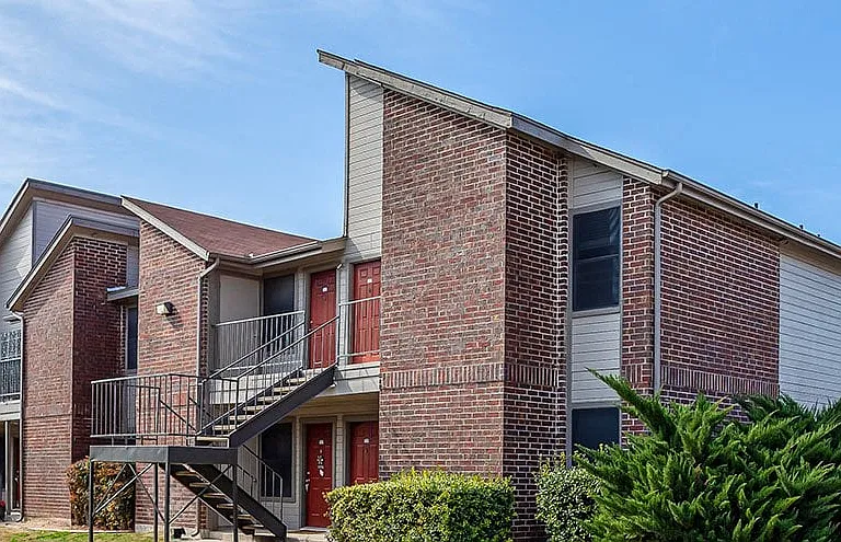 Brooksfield Apartments — Photo 1