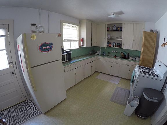 5th image of 303 NW 15th Ter