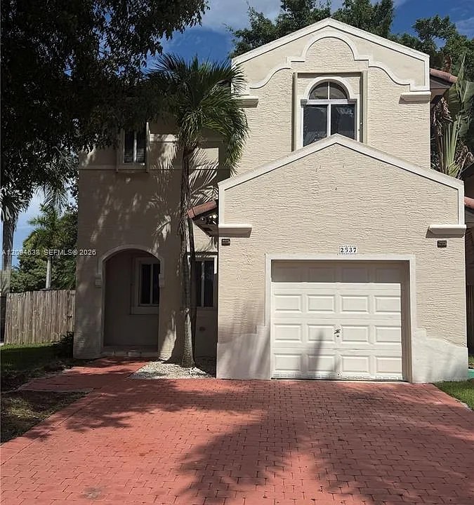 2537 NE 41st Ter