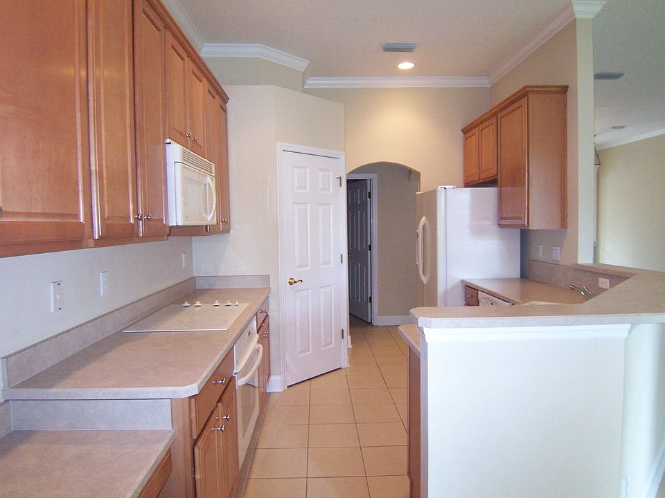 Spacious Kitchen w/Desk