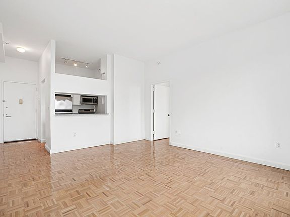 3rd image of 360 W 43rd St APT S23a