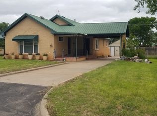 1008 N 5th St, Sayre, OK 73662