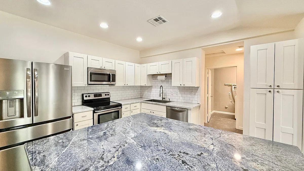 3 bed, 2.5 bath, 1994 sqft, $4,250 — Photo 3