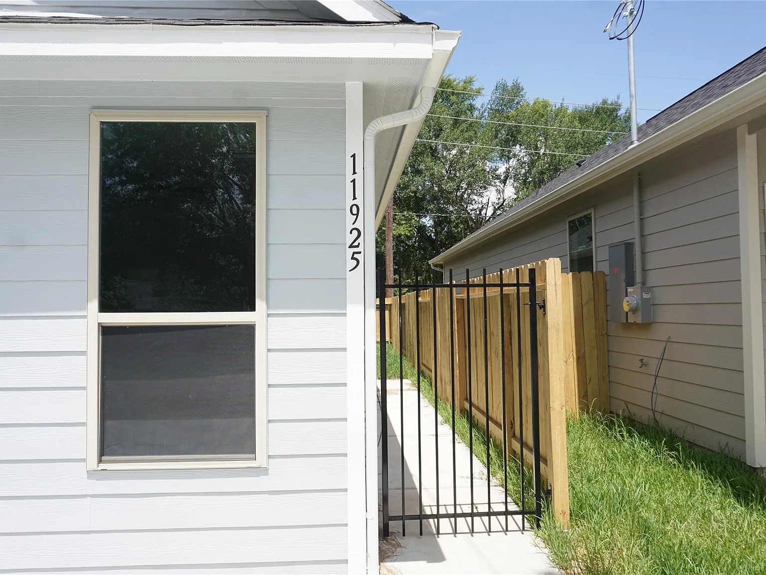 2 bed, 2.0 bath, 949 sqft, $1,350 — Photo 2