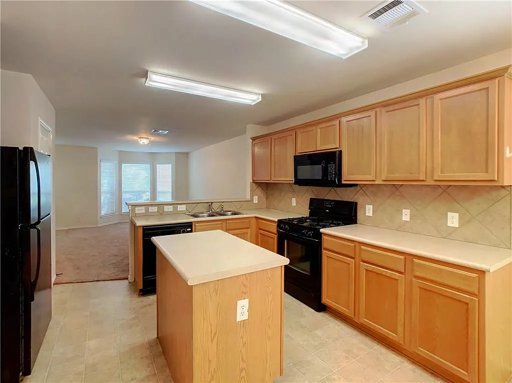 4 bed, 2.5 bath, 1965 sqft, $2,350 — Photo 3