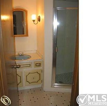 BATHROOM2.JPG