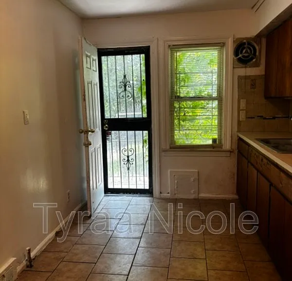 1931 Ewald Cir — Photo 2