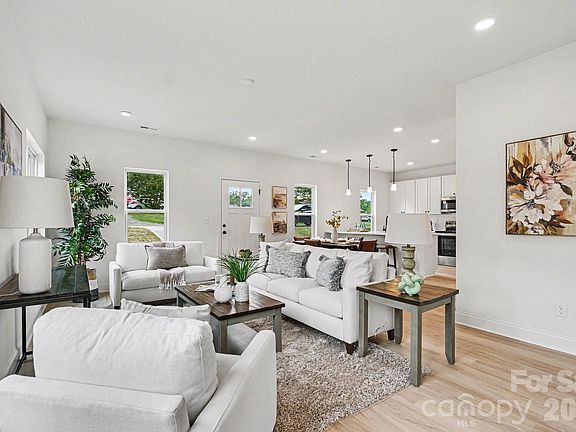 3rd image of 402 Pleasant Ave