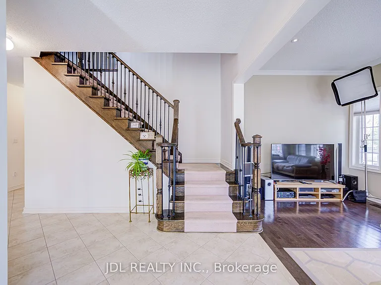 1139 Cenotaph Blvd — Photo 4