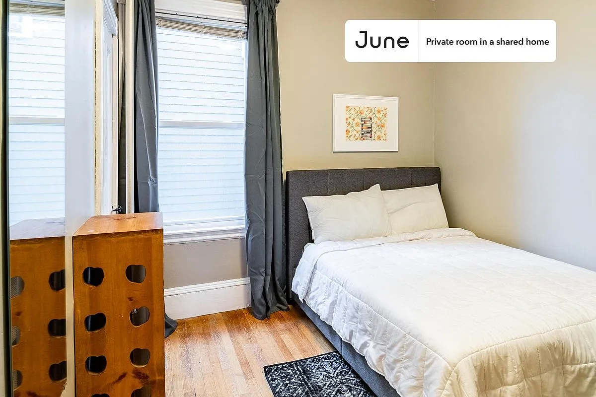Full bedroom in 5 bed/1 bath home in Somerville #1702 B — Photo 1