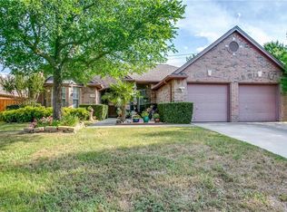 2107 Ballycastle Dr, Arlington, TX 76017
