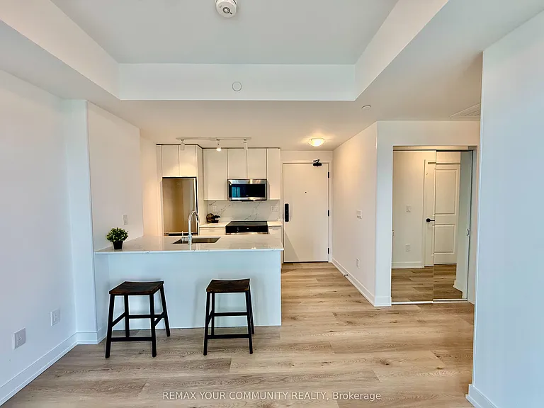 2075 Lakeshore Rd #703 — Photo 6