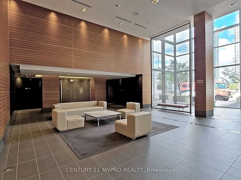135 Village Green Sq #1621 — Photo 2