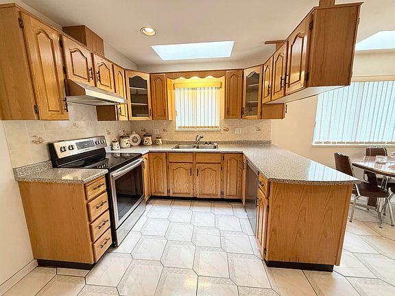 4th image of 2458 E 5th Ave