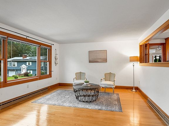 3rd image of 19 Cochrane Cir