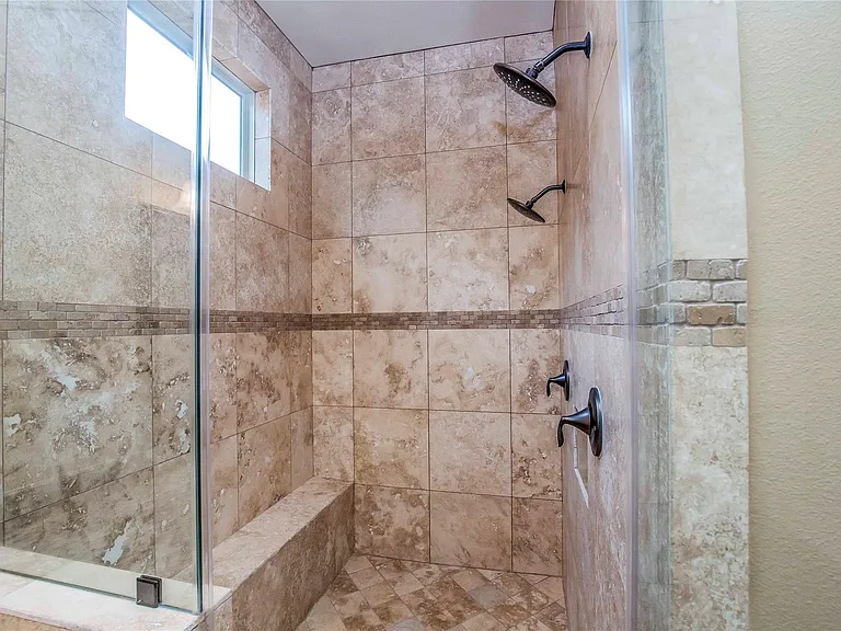 1516 Amundsen St — Photo 36