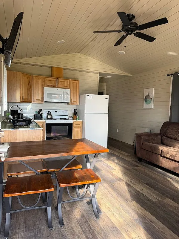 1 bed, 1.0 bath, 448 sqft, $1,295 — Photo 2