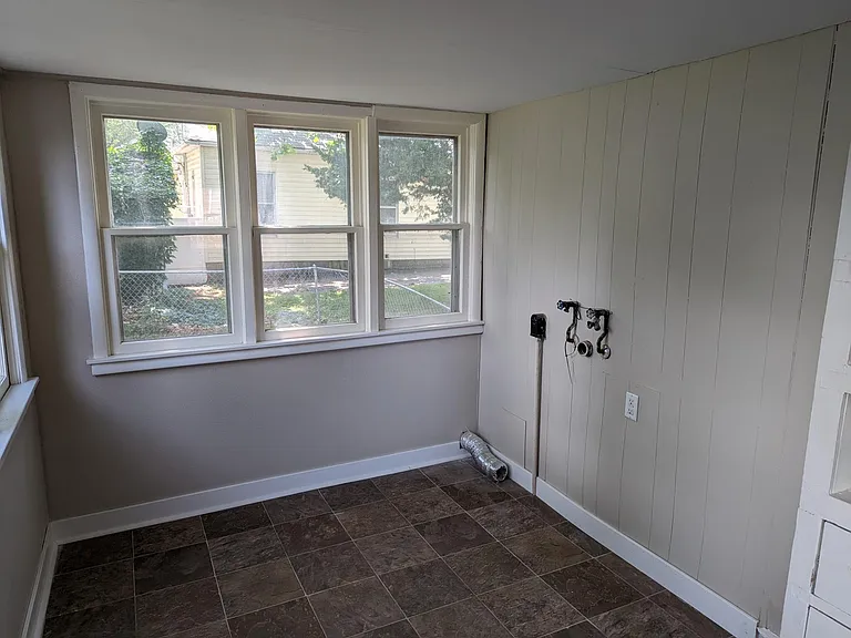 1609 S Barrett Ave — Photo 8