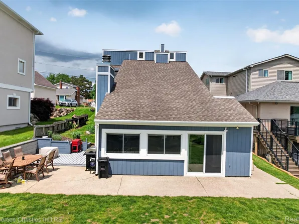 10219 Lakeside Dr, White Lake, MI 48386