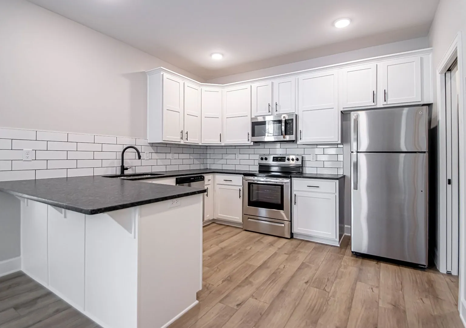 1 Bed 1.5 Bath Luxury Energy Efficient Townhome - Rockwater Village — Photo 3