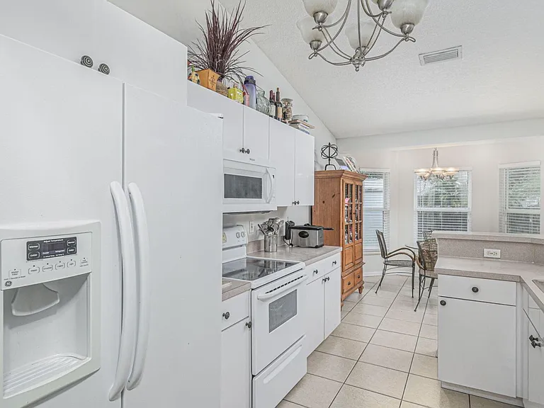 690 SE Crescent Ave — Photo 5