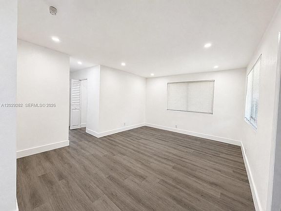 4th image of 900 NW 8th Ave APT 4