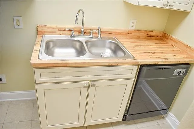 1815 Western Avenue Ext #7 — Photo 6