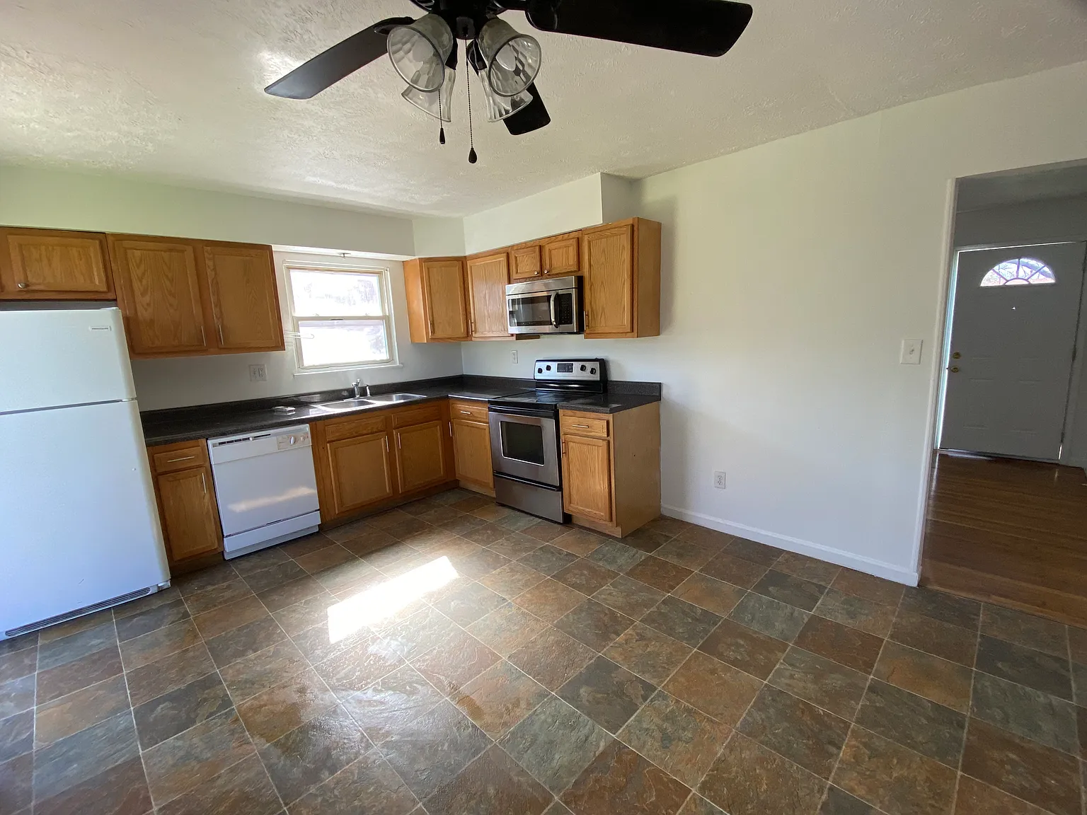 3 bed, 1025 sqft, $1,400 — Photo 3