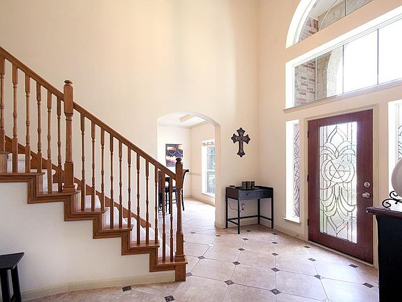 4th image of 15538 Queen Elizabeth Ct